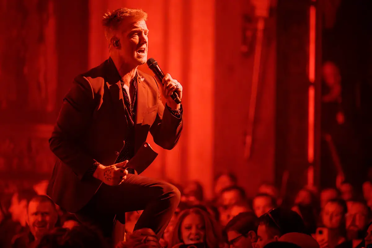 Josh Homme au bord de la scène, tournée Alive in the Catacombs 2025