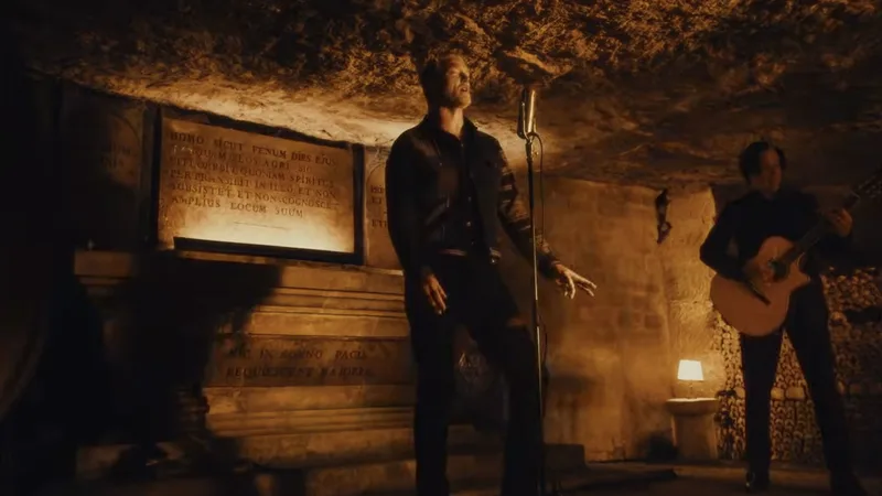 Queens of the Stone Age et leur formation orchestrale dans les catacombes de Paris