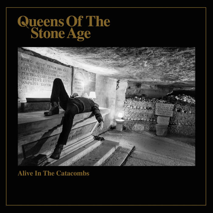 Alive in the Catacombs, pochette du projet : Josh Homme allongé sur un tombeau sous Paris