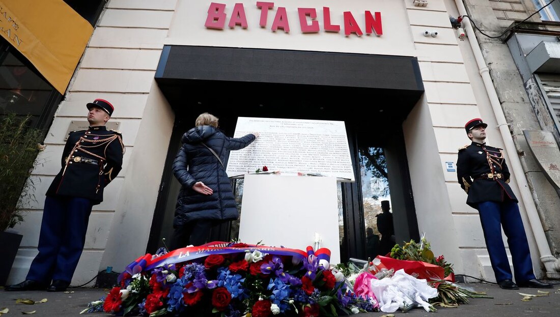 Mémorial devant le Bataclan