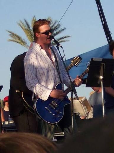Josh Homme en concert avec les Desert Sessions, guitare douze cordes
