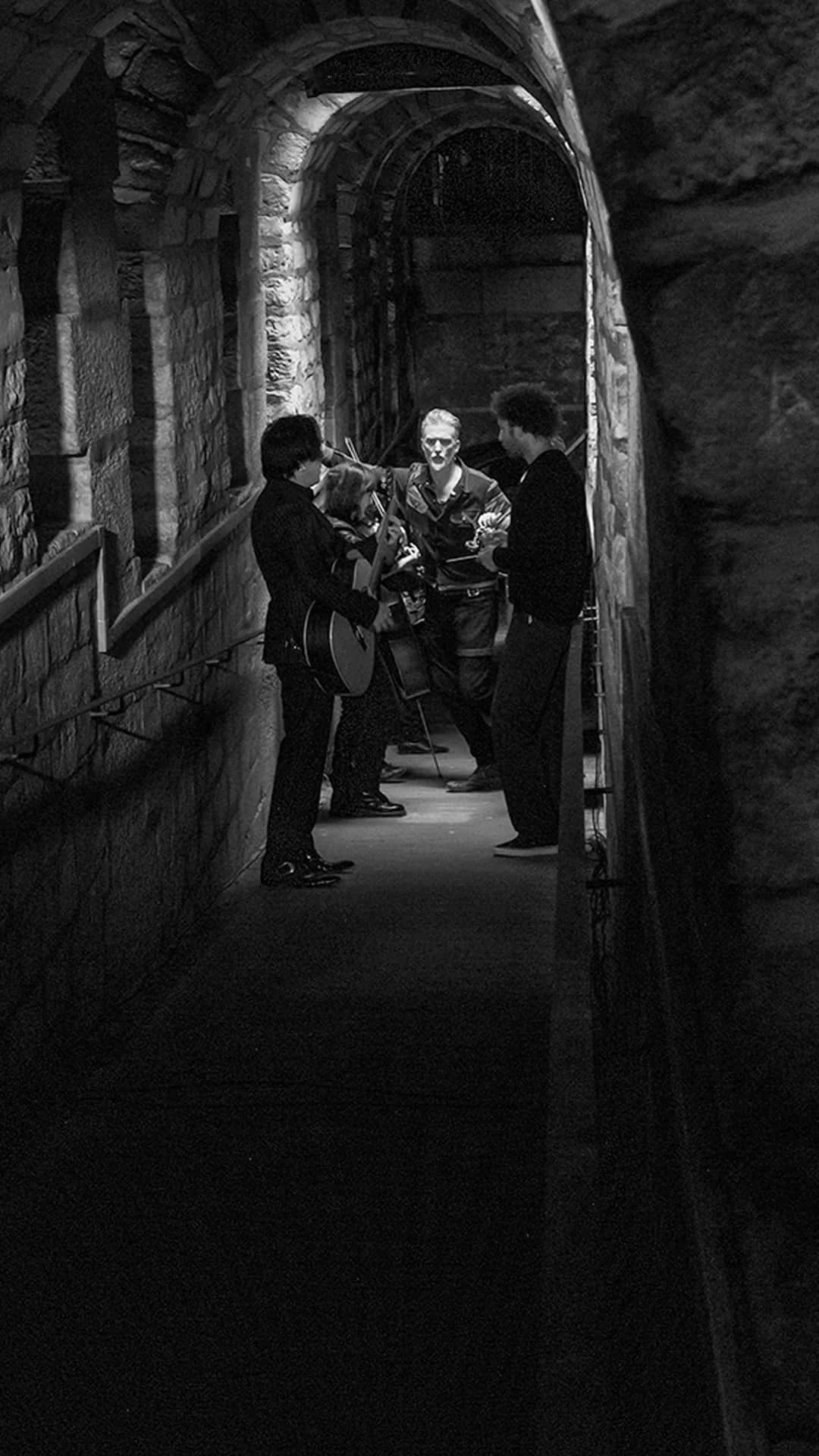 Descente dans les catacombes de Paris, couloir de pierre en noir et blanc