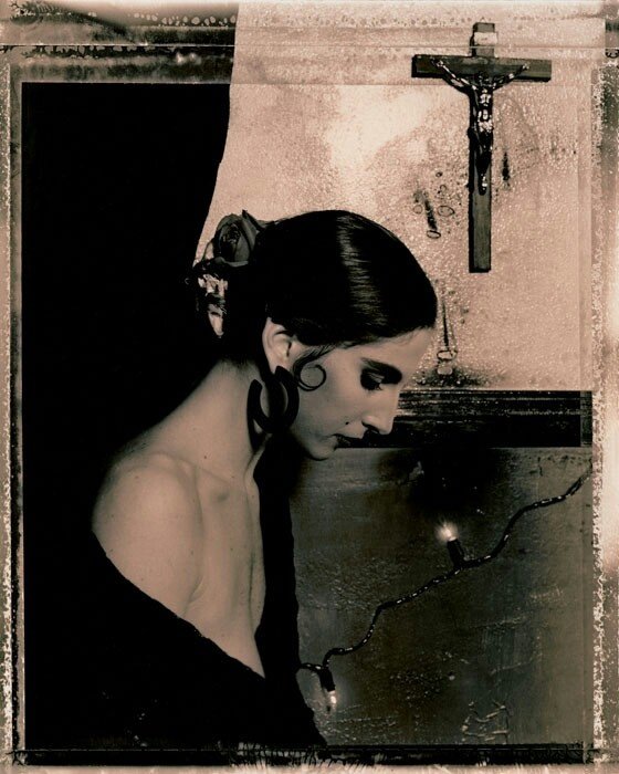 La danseuse au crucifix, séance photo de l'ère Surfer Rosa par Simon Larbalestier