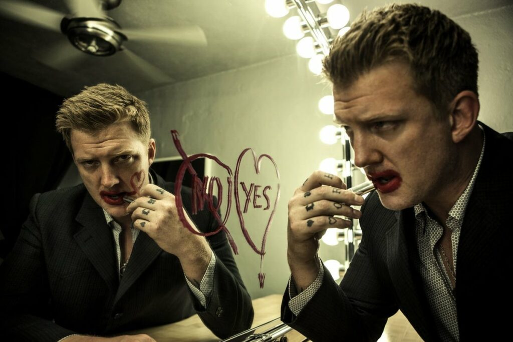 Josh Homme au miroir, ère Like Clockwork