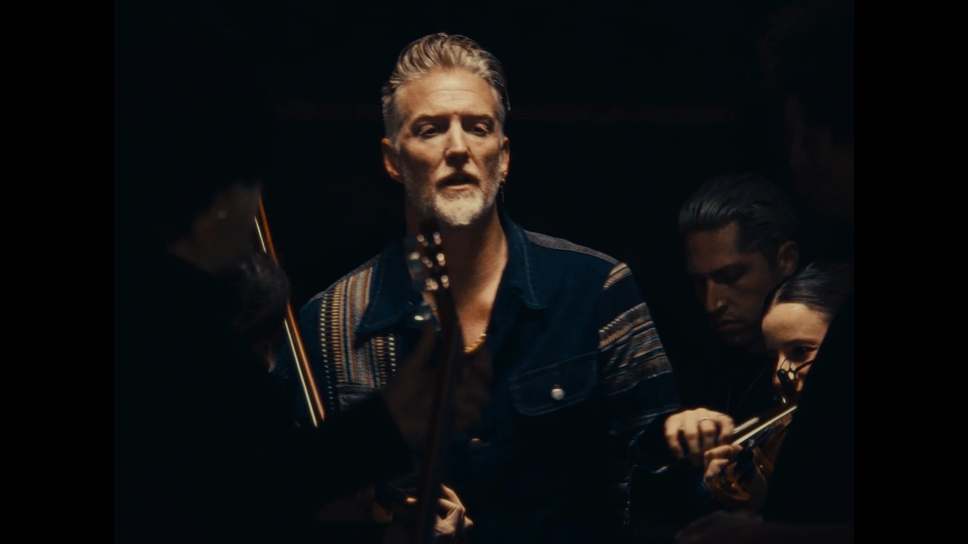 Josh Homme chantant dans les catacombes de Paris, film Alive in the Catacombs