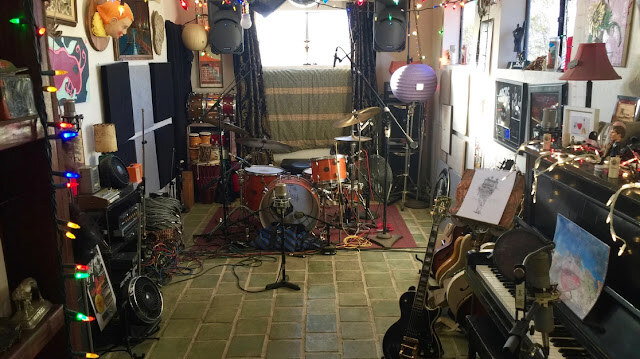 Intérieur du Rancho de la Luna, instruments et matériel